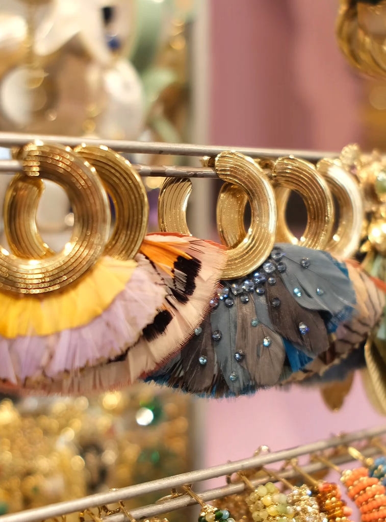 Présentoir de boucles d’oreilles fantaisie de créateurs – Bijouterie Agate Le Mans