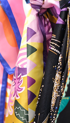 Foulards colorés et accessoires de mode présentés dans la bijouterie Agate au Mans