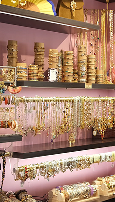 Présentoirs élégants de bijoux fantaisie dans la bijouterie Agate – Le Mans
